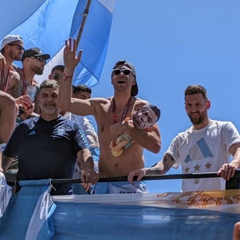 Arjantin otobüsünde Kylian Mbappe ile dalga geçtiler Emiliano Martinezin hareketi olay oldu... İşte Messiye atılan oyuncak ve görür görmez verdiği tepki...