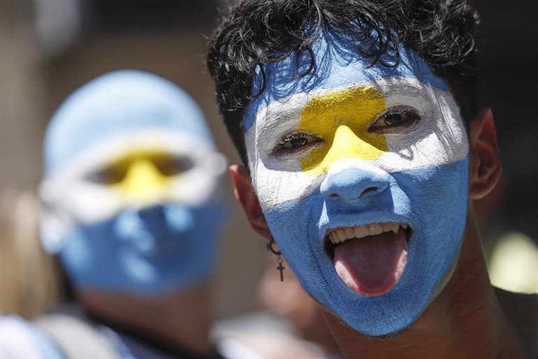 Arjantin otobüsünde Kylian Mbappe ile dalga geçtiler Emiliano Martinezin hareketi olay oldu... İşte Messiye atılan oyuncak ve görür görmez verdiği tepki...