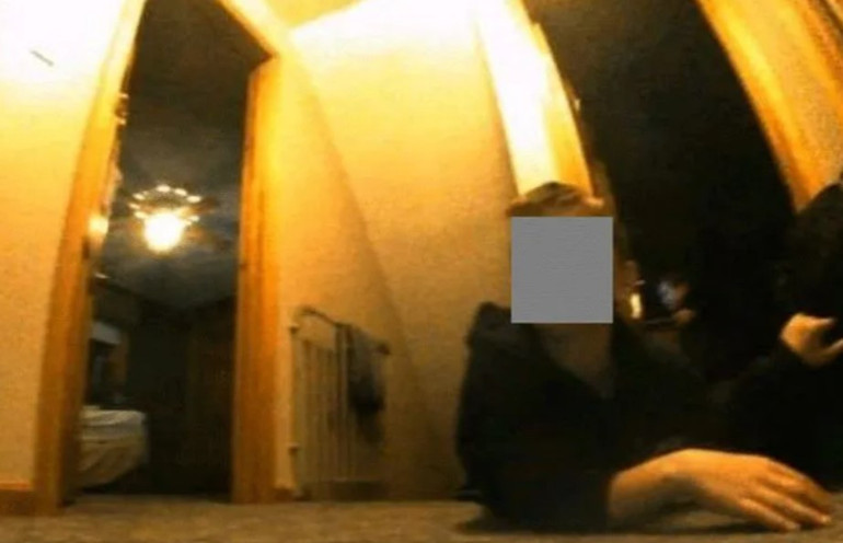 Robot süpürgenin çektiği mahrem görüntüler Facebooka düştü Büyük skandal infiale neden oldu...