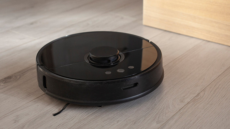 Robot süpürgenin çektiği mahrem görüntüler Facebooka düştü Büyük skandal infiale neden oldu...