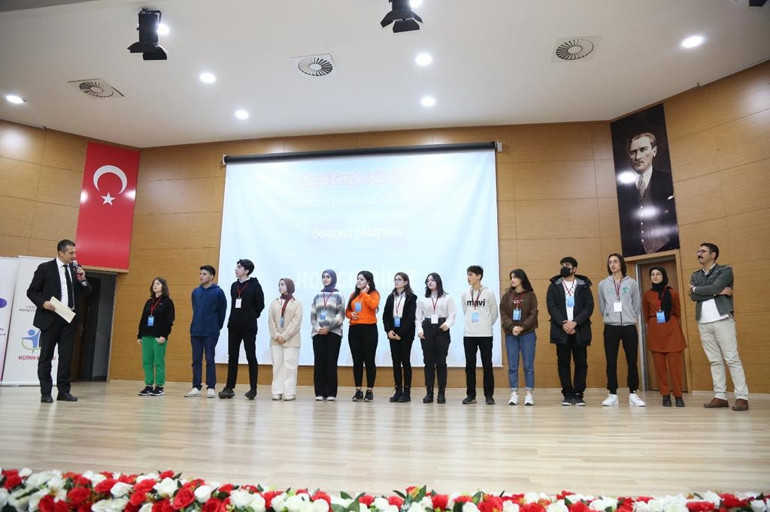 Sosyal medya mecraları umutsuzluk pompalıyor