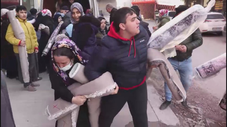 Kocaelide bedava halı izdihamı