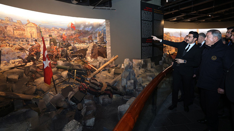 Son dakika... Bakan Akar ve komutanlar Suriye sınırında ‘Türkiye’nin güneyindeki terör koridorunu parçaladık