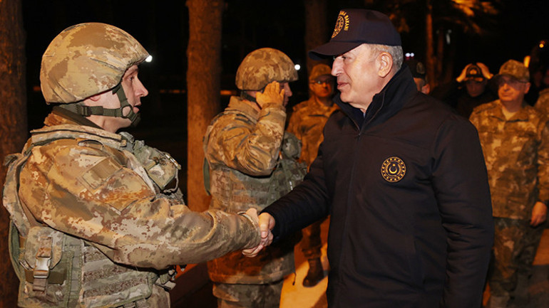 Son dakika... Bakan Akar ve komutanlar Suriye sınırında ‘Türkiye’nin güneyindeki terör koridorunu parçaladık