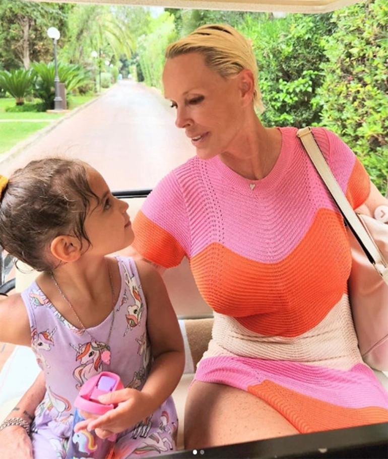 Tüp bebek tuttu 48 yaşında ikiz annesi oluyor