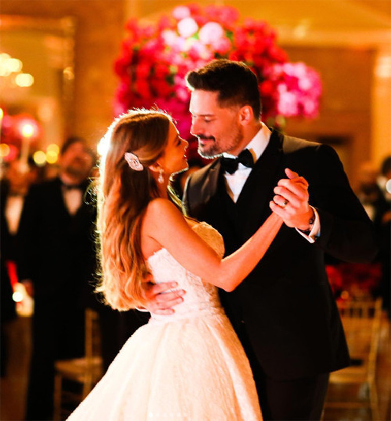 Cüretkar yıldızdan şaşırtan hareket: Göğüs dekoltesine balıklı sansür