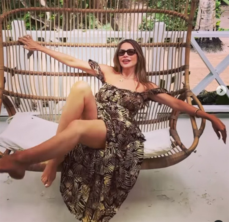 Cüretkar yıldızdan şaşırtan hareket: Göğüs dekoltesine balıklı sansür