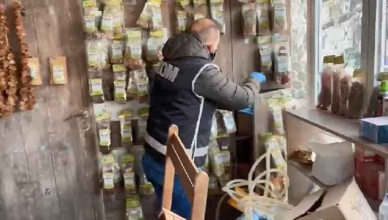 81 ile ölüm kargosu böyle engellendi: Sahte içki operasyonu polis kamerasında