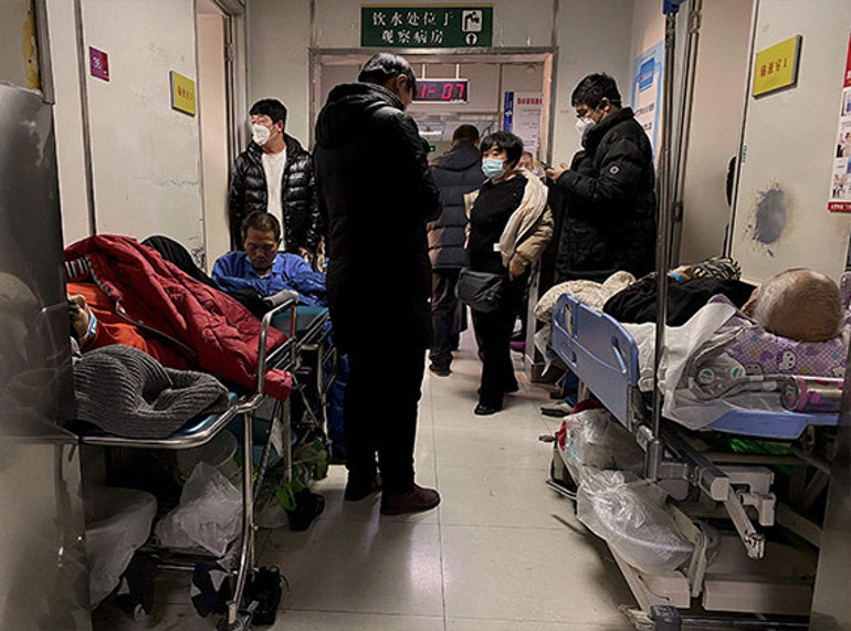 Çin’de hastanelerde yer kalmadı, hastalar koridorda tedavi ediliyor