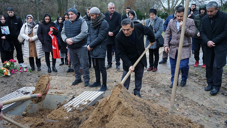 Cenazesi yakılan Abdülkadir Sargın’a gıyabi namaz