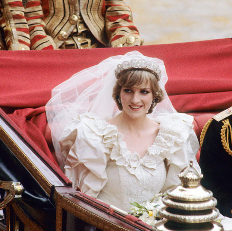 Babasından daha yaşlı bir adamla evlenmişti: O uğursuz mücevhere elini bile sürmedi