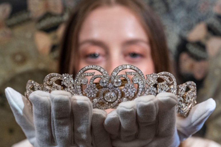 Babasından daha yaşlı bir adamla evlenmişti: O uğursuz mücevhere elini bile sürmedi