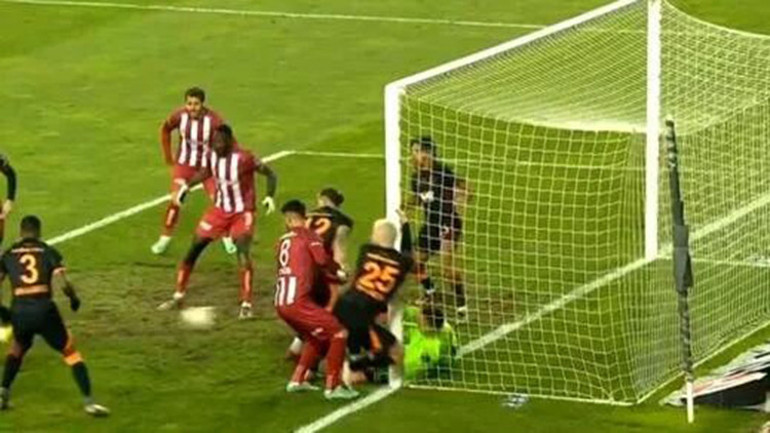 Sivasspor-Galatasaray maçında çok konuşulan karar Hakem golü iptal etti, VAR sonrası tepki...