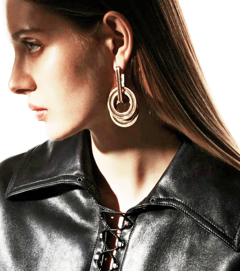 Son dakika belli olan yılbaşı davetine hazırlanırken...