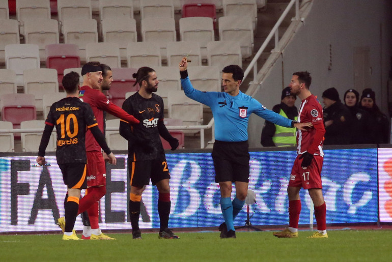 Son dakika: Sivasspor-Galatasaray maçında anlaşılamayan iptal kararının arkasındaki konuşma ortaya çıktı: Sen golü iptal et...