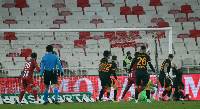 Son dakika: Sivasspor-Galatasaray maçında anlaşılamayan iptal kararının arkasındaki konuşma ortaya çıktı: Sen golü iptal et...