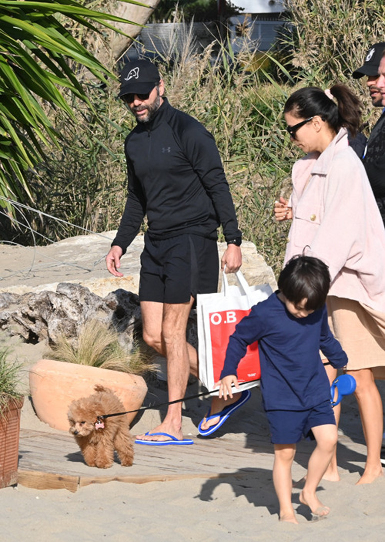 Eski yıla üstsüz veda