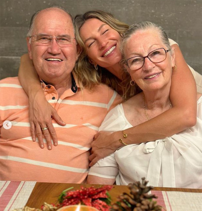 Eski yıla üstsüz veda