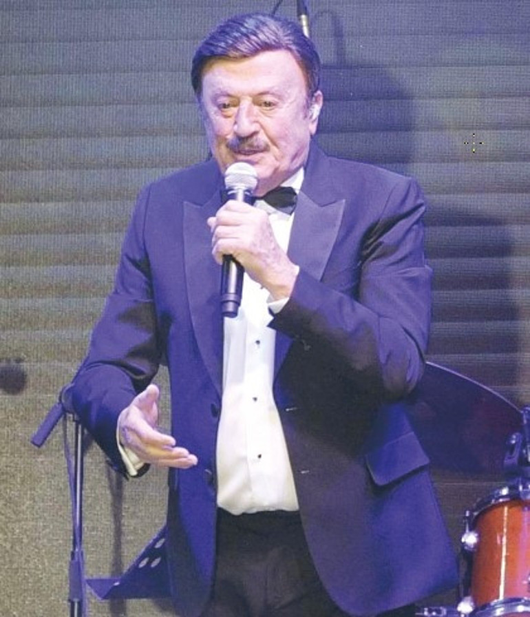Yeni yılı sahnede karşıladılar... Şıklık yarışı