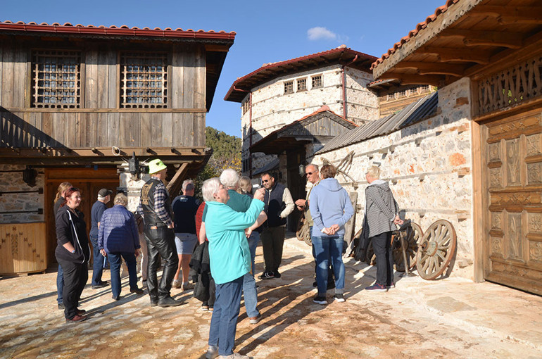 Antalya’daki ‘düğmeli evler’e ziyaretçi akını