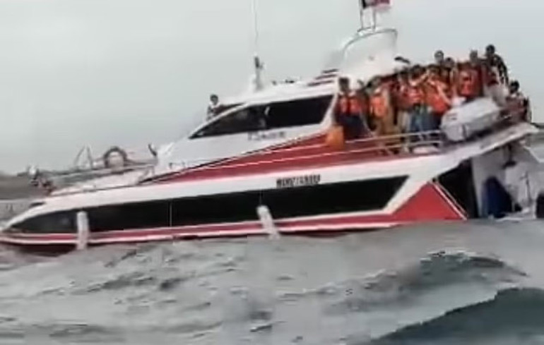 Balide turistleri taşıyan tekne battı... Dehşet dolu anlar kamerada