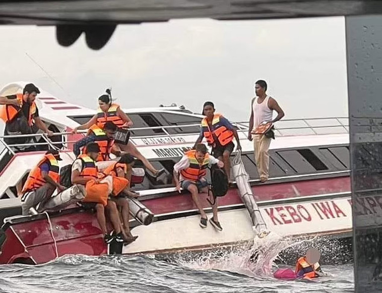 Balide turistleri taşıyan tekne battı... Dehşet dolu anlar kamerada