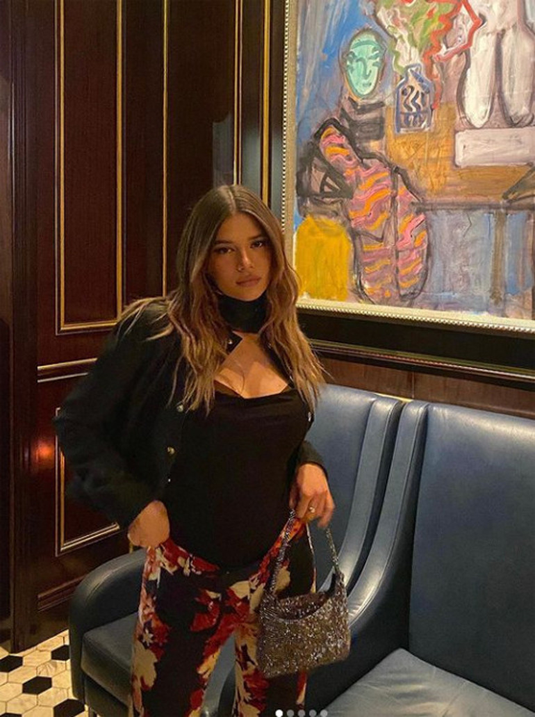 Annesi evlenmesini dört gözle bekliyor ama o daldan dala, sefa peşinde