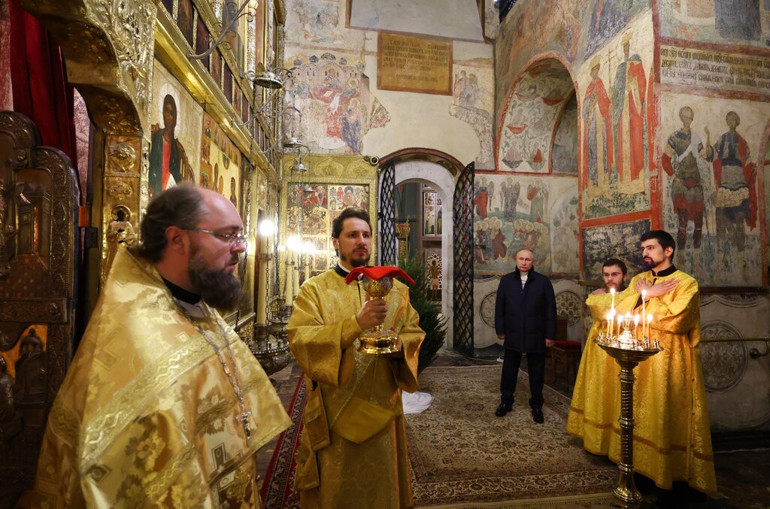 Dikkat çeken görüntüler: Putin tek başına ayinde