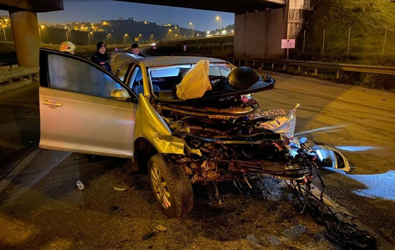 Bariyerlere çarptı, motoru yola fırladı: 3 ağır yaralı