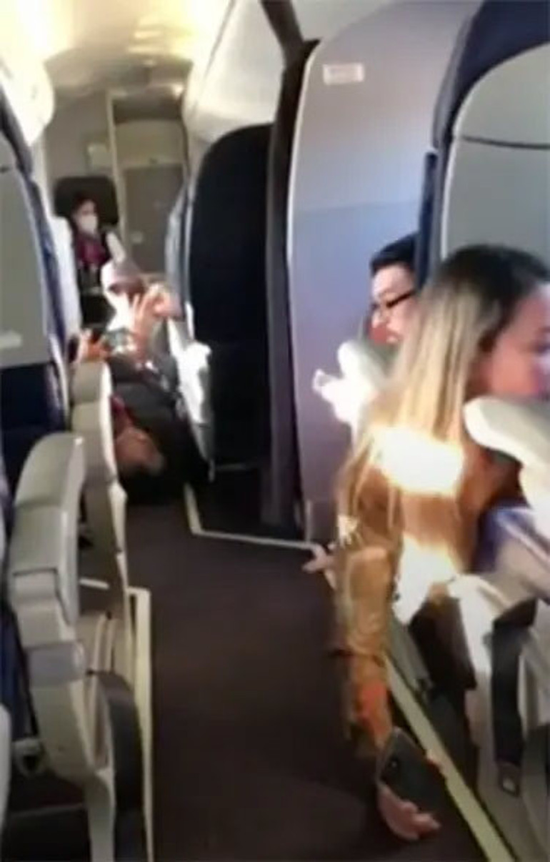 Silahlar patladı uçaktaki yolcular yere yattı... Panik dolu anlar saniye saniye kamerada