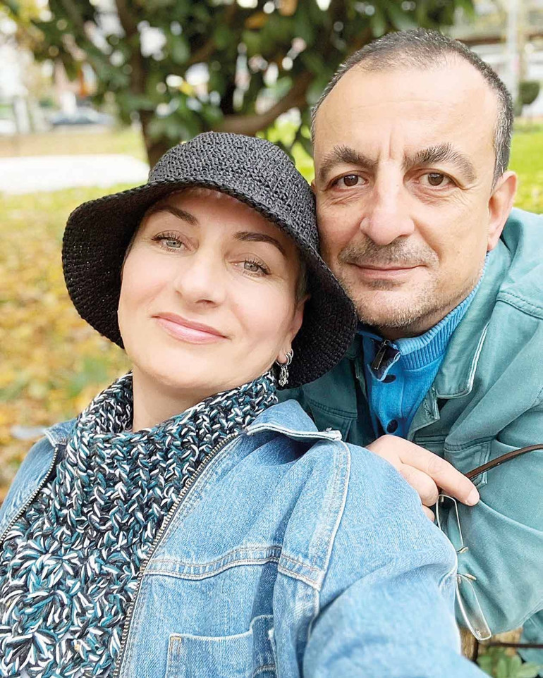 Tek eliyle hayatını ördü