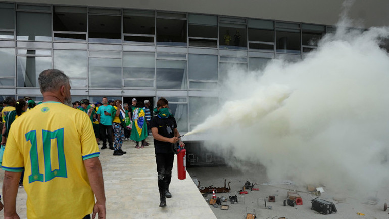 Brezilya’da Bolsonaro destekçileri Ulusal Kongre’yi bastı...