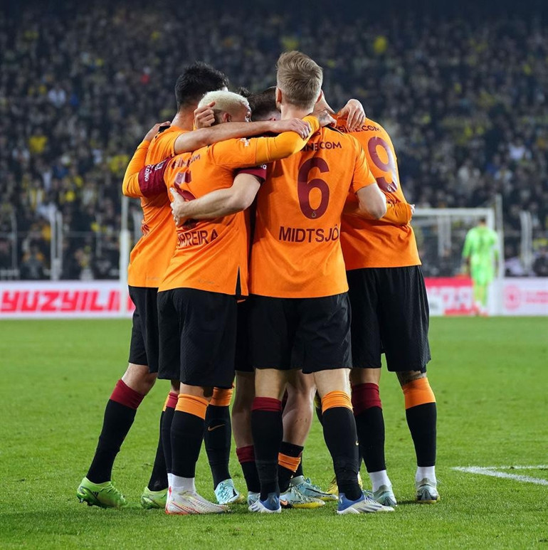Fenerbahçe - Galatasaray maçı sonrası çok konuşulacak iddia Yerli oyunculara ne oldu Sahadan silindi, fişini çekti, Robben - Ribery taktiği, gömleğinin içinde Vitor Pereirayı saklıyor...