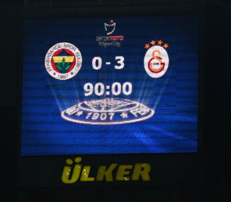 Fenerbahçe - Galatasaray maçı sonrası çok konuşulacak iddia Yerli oyunculara ne oldu Sahadan silindi, fişini çekti, Robben - Ribery taktiği, gömleğinin içinde Vitor Pereirayı saklıyor...