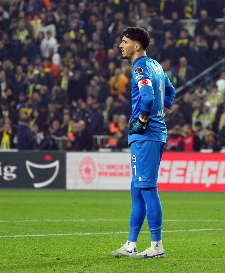 Fenerbahçe - Galatasaray maçı sonrası çok konuşulacak iddia Yerli oyunculara ne oldu Sahadan silindi, fişini çekti, Robben - Ribery taktiği, gömleğinin içinde Vitor Pereirayı saklıyor...