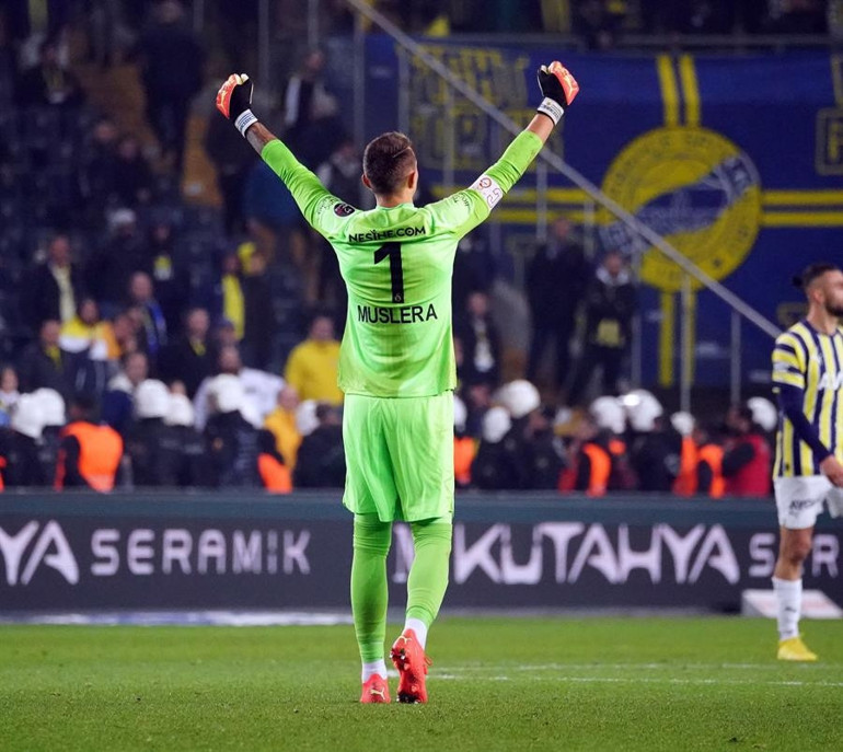 Fenerbahçe - Galatasaray maçı sonrası çok konuşulacak iddia Yerli oyunculara ne oldu Sahadan silindi, fişini çekti, Robben - Ribery taktiği, gömleğinin içinde Vitor Pereirayı saklıyor...