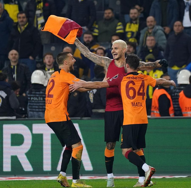 Fenerbahçe - Galatasaray maçı sonrası çok konuşulacak iddia Yerli oyunculara ne oldu Sahadan silindi, fişini çekti, Robben - Ribery taktiği, gömleğinin içinde Vitor Pereirayı saklıyor...