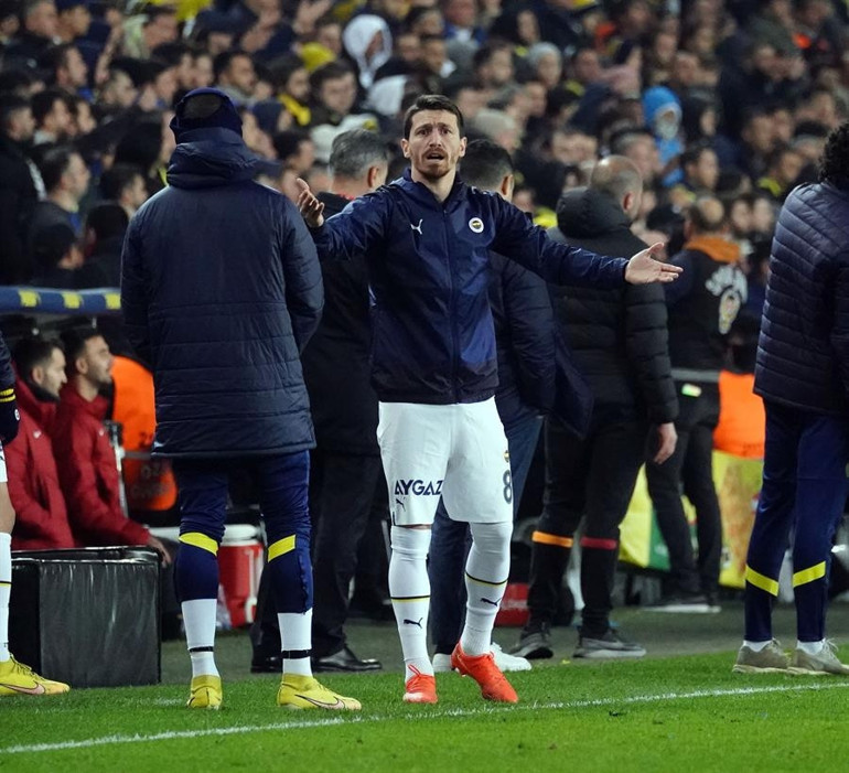 Fenerbahçe - Galatasaray maçı sonrası çok konuşulacak iddia Yerli oyunculara ne oldu Sahadan silindi, fişini çekti, Robben - Ribery taktiği, gömleğinin içinde Vitor Pereirayı saklıyor...