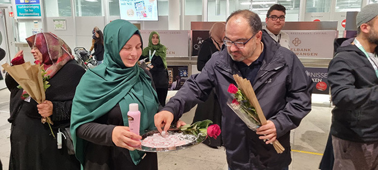 Umreden dönenleri gülle karşıladılar