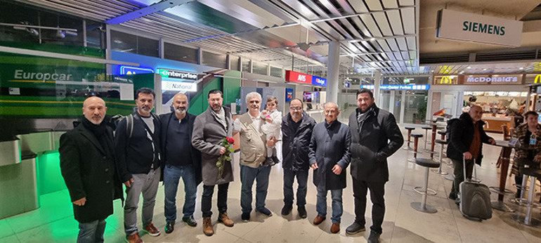Umreden dönenleri gülle karşıladılar