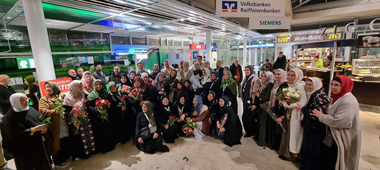 Umreden dönenleri gülle karşıladılar