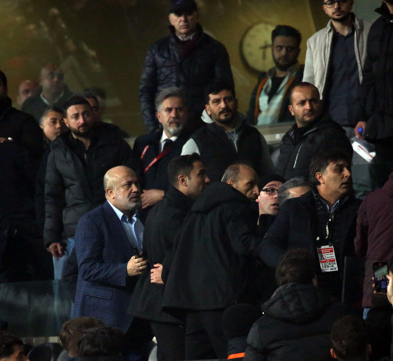 Başakşehir - Adana Demirspor maçında büyük gerginlik Saha bir anda karıştı, başkan sahaya indi... | Gökhan Töreye küfür etmiş herhalde...