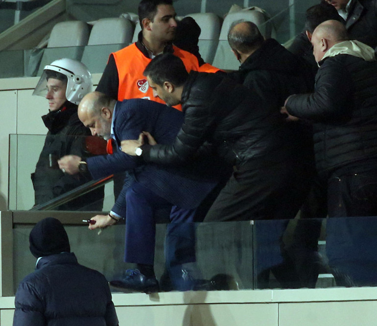 Başakşehir - Adana Demirspor maçında büyük gerginlik Saha bir anda karıştı, başkan sahaya indi... | Gökhan Töreye küfür etmiş herhalde...