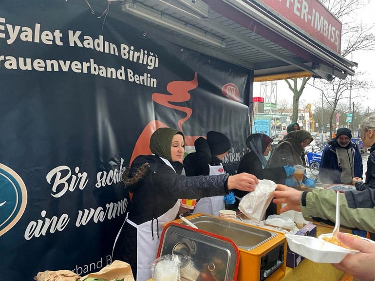 DİTİB’den evsizlere çorba ikramı