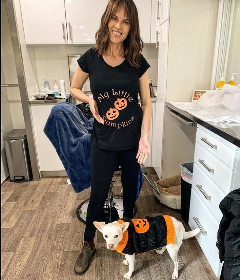 48 yaşında ikiz bebeklere hamile olduğunu açıklamıştı: Dizisini çekerken karnını böyle saklamış