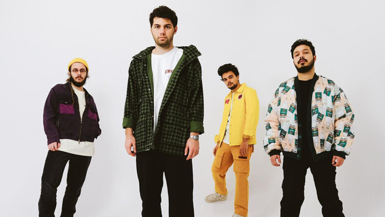 Büyük gruplar sahnede