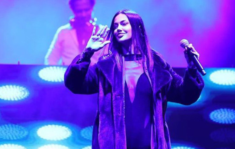 Büyük gruplar sahnede