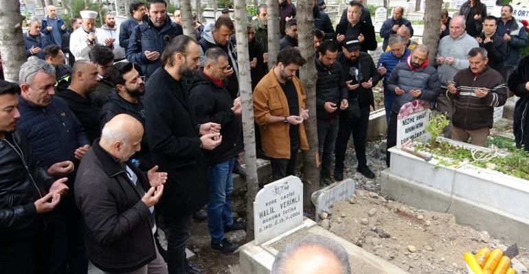 Ünlü müzisyen Hakan Yelbiz memleketi Mersinde toprağa verildi