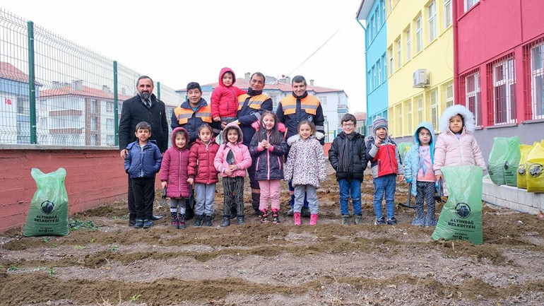 Atıklardan gübre yapıyor