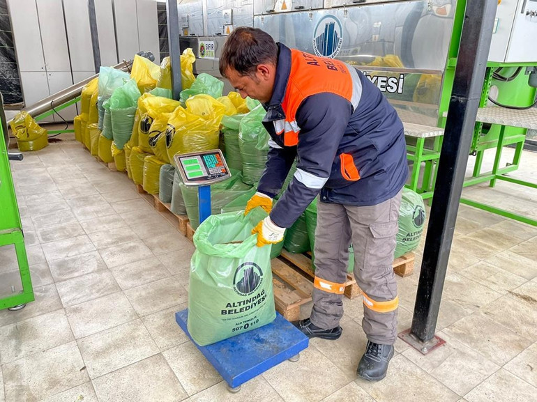 Atıklardan gübre yapıyor